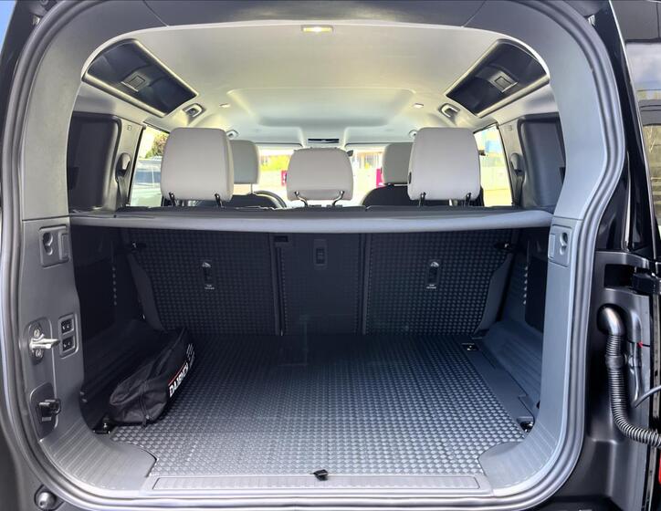 Land Rover Defender 6