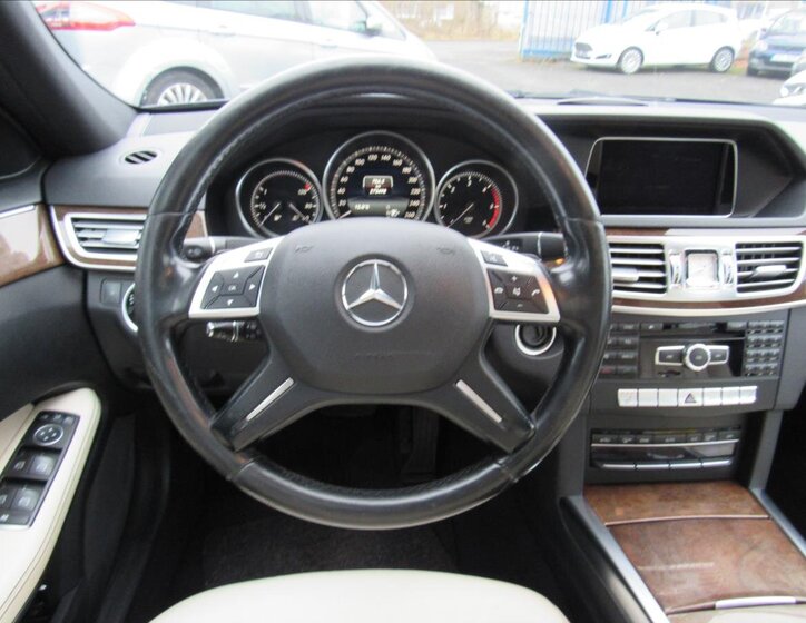 Mercedes-Benz Třídy E 12