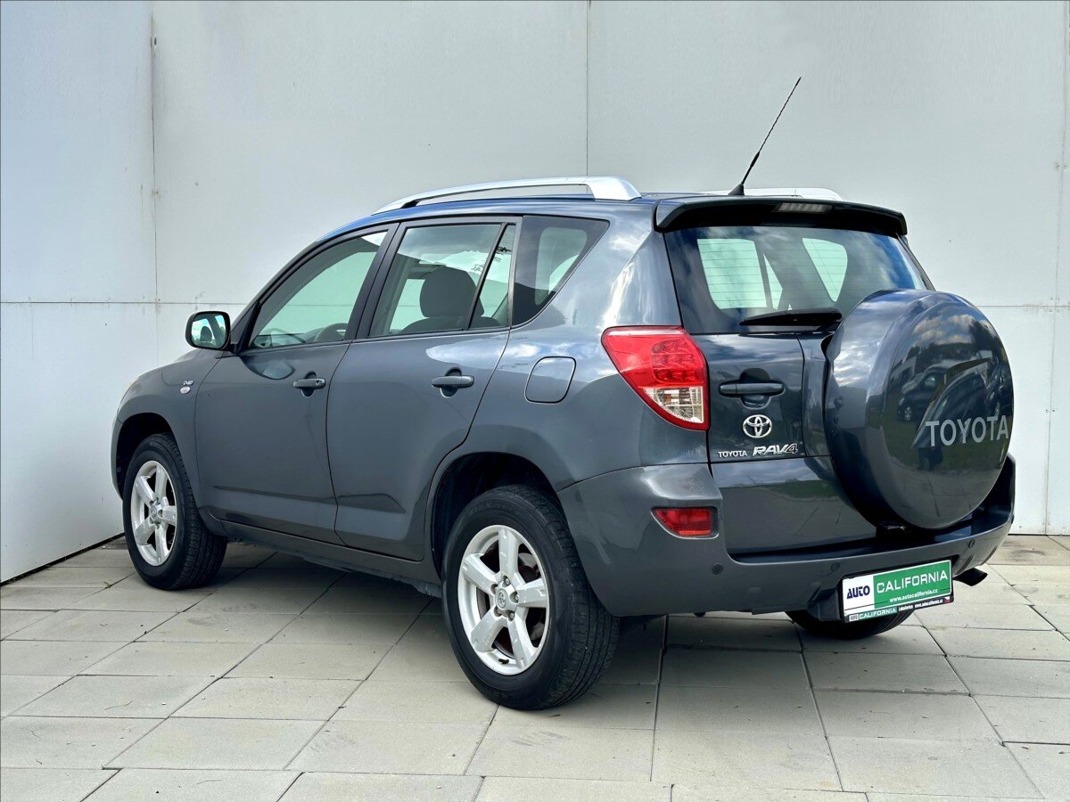 Toyota RAV4 SUV 2,2 l 100 kw