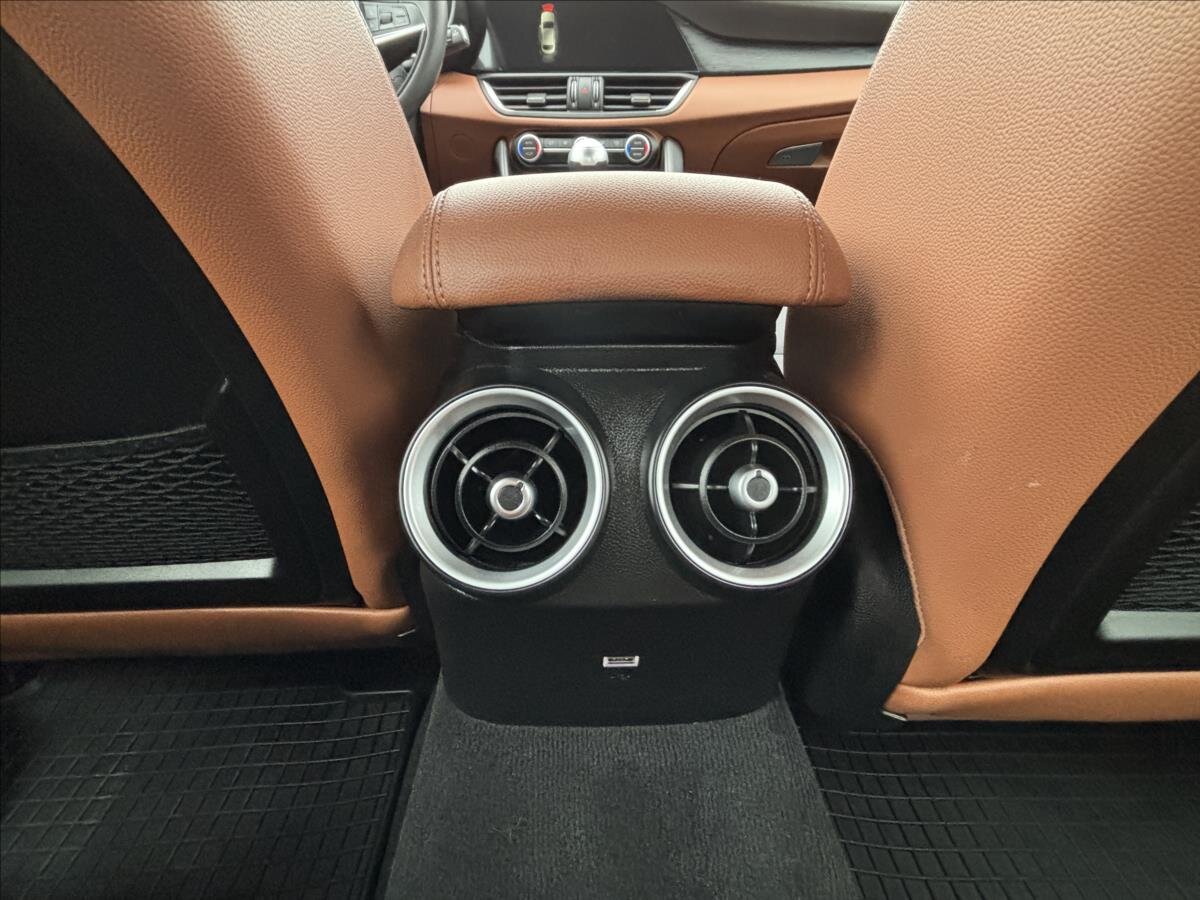 Alfa Romeo Giulia Sedan / Limuzína 2,1 l 132 kw