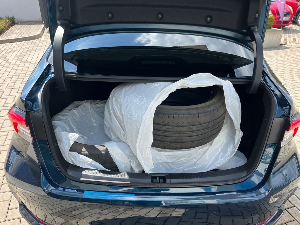 Toyota Corolla Sedan / Limuzína 1,5 l 92 kw