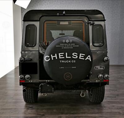 Land Rover Defender 6