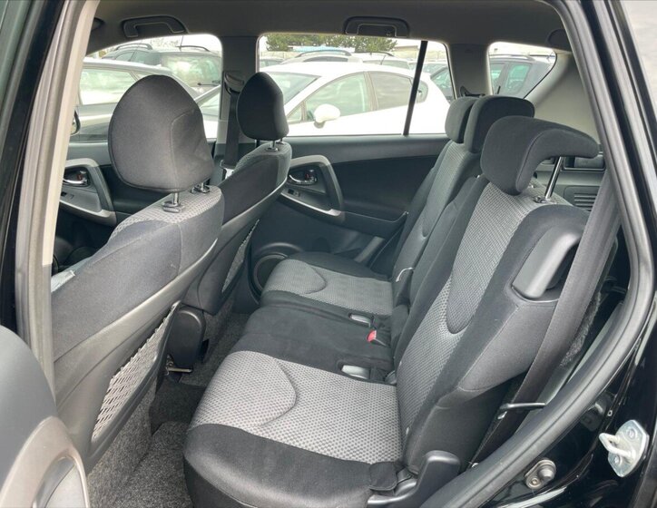 Toyota RAV4 SUV / Terénní 2,0 l 112 kw