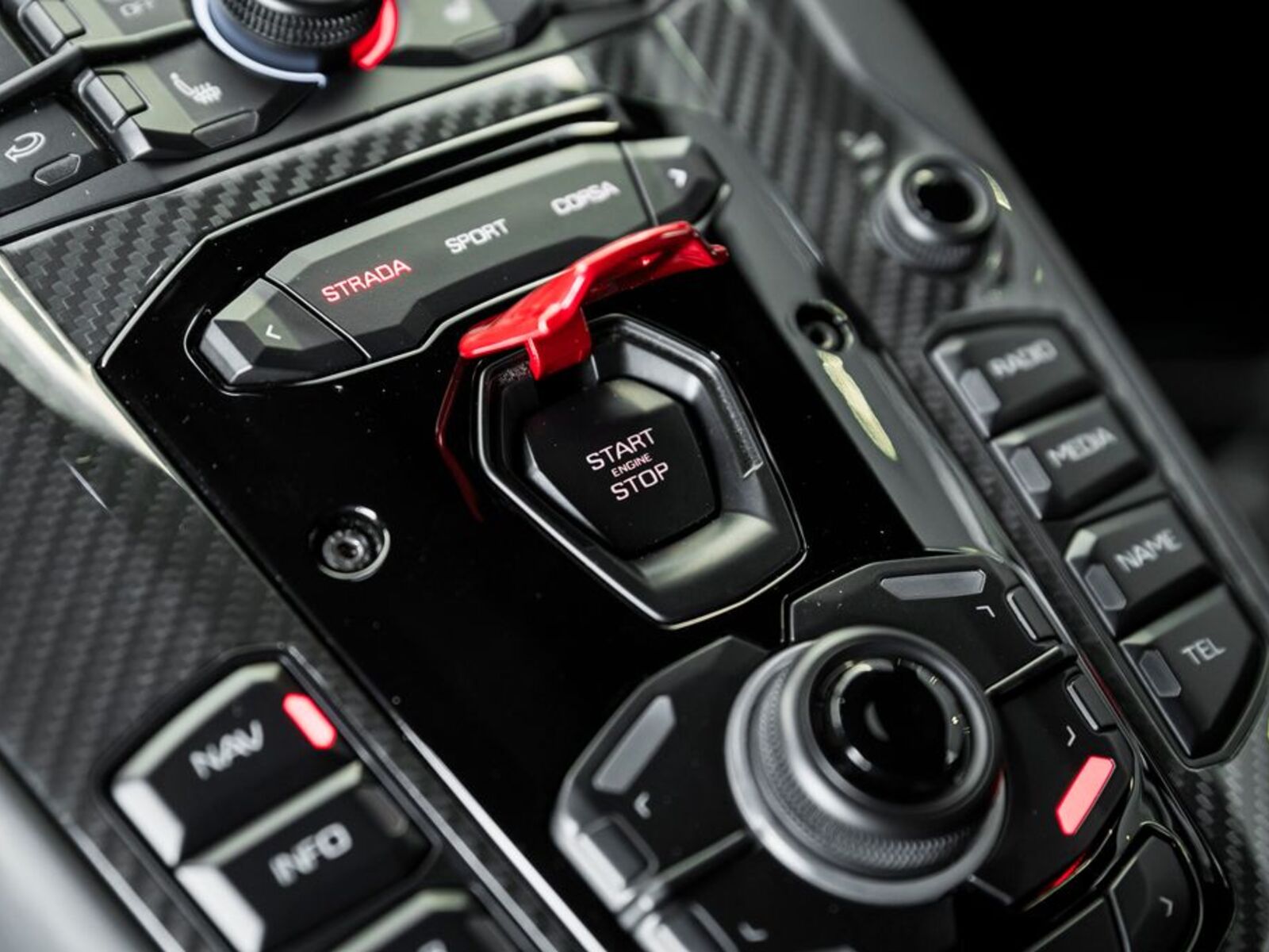 Lamborghini Aventador 32