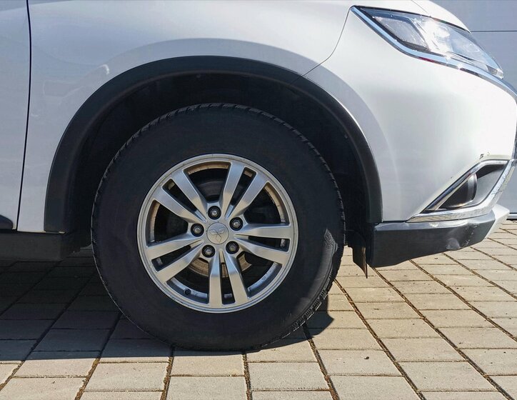 Mitsubishi Outlander SUV 1,9 l 110 kw