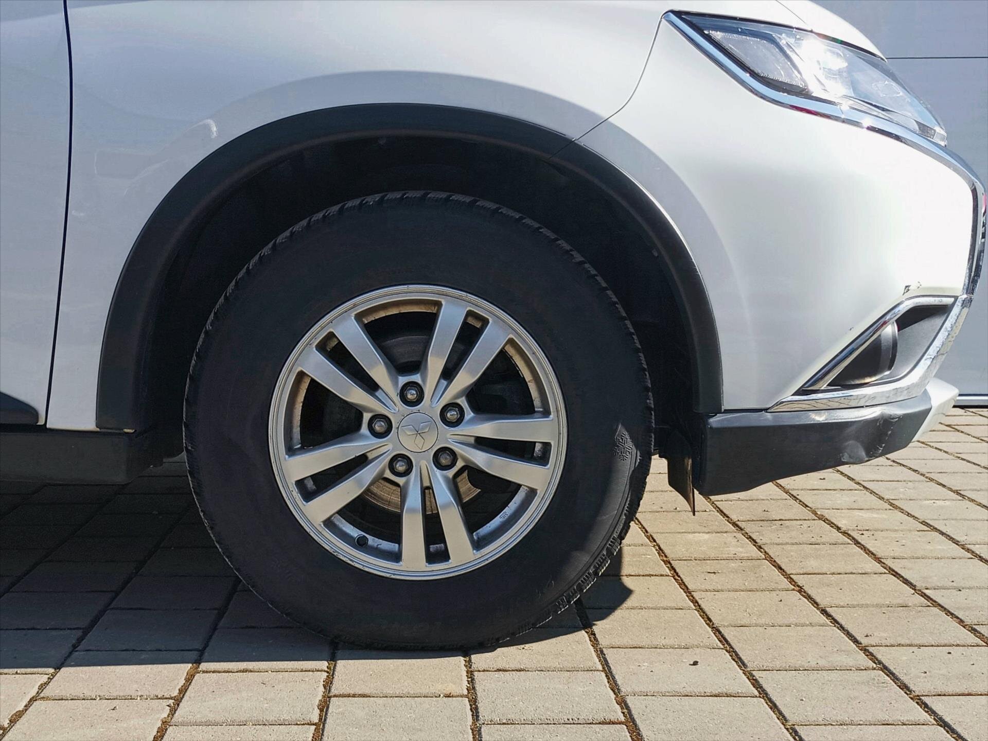 Mitsubishi Outlander SUV 1,9 l 110 kw