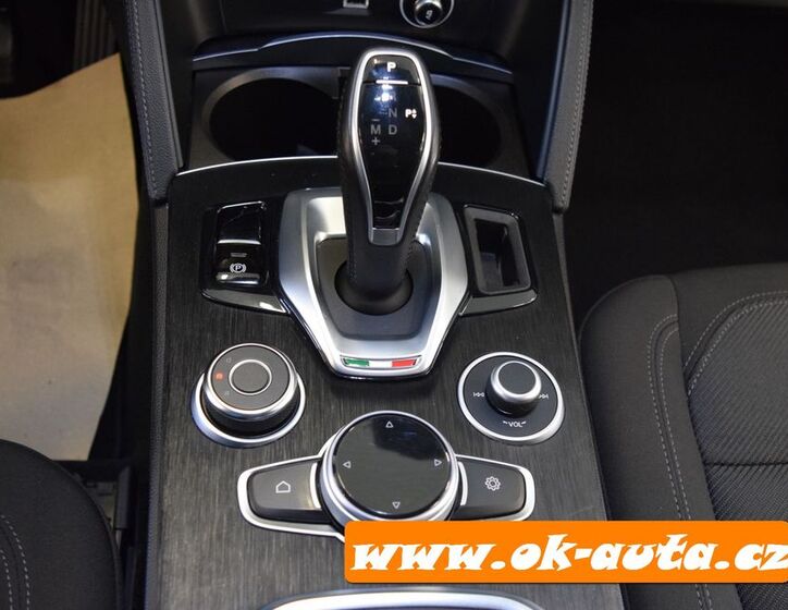 Alfa Romeo Stelvio 36