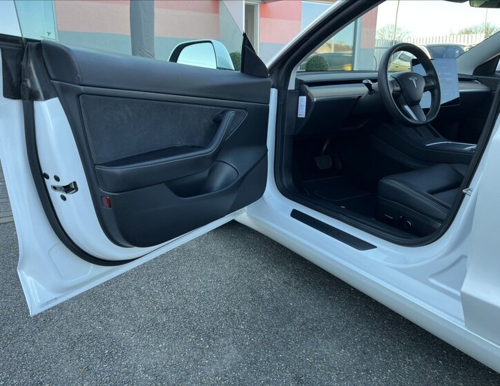 Tesla Model 3 Sedan / Limuzína 0,0 208 kw