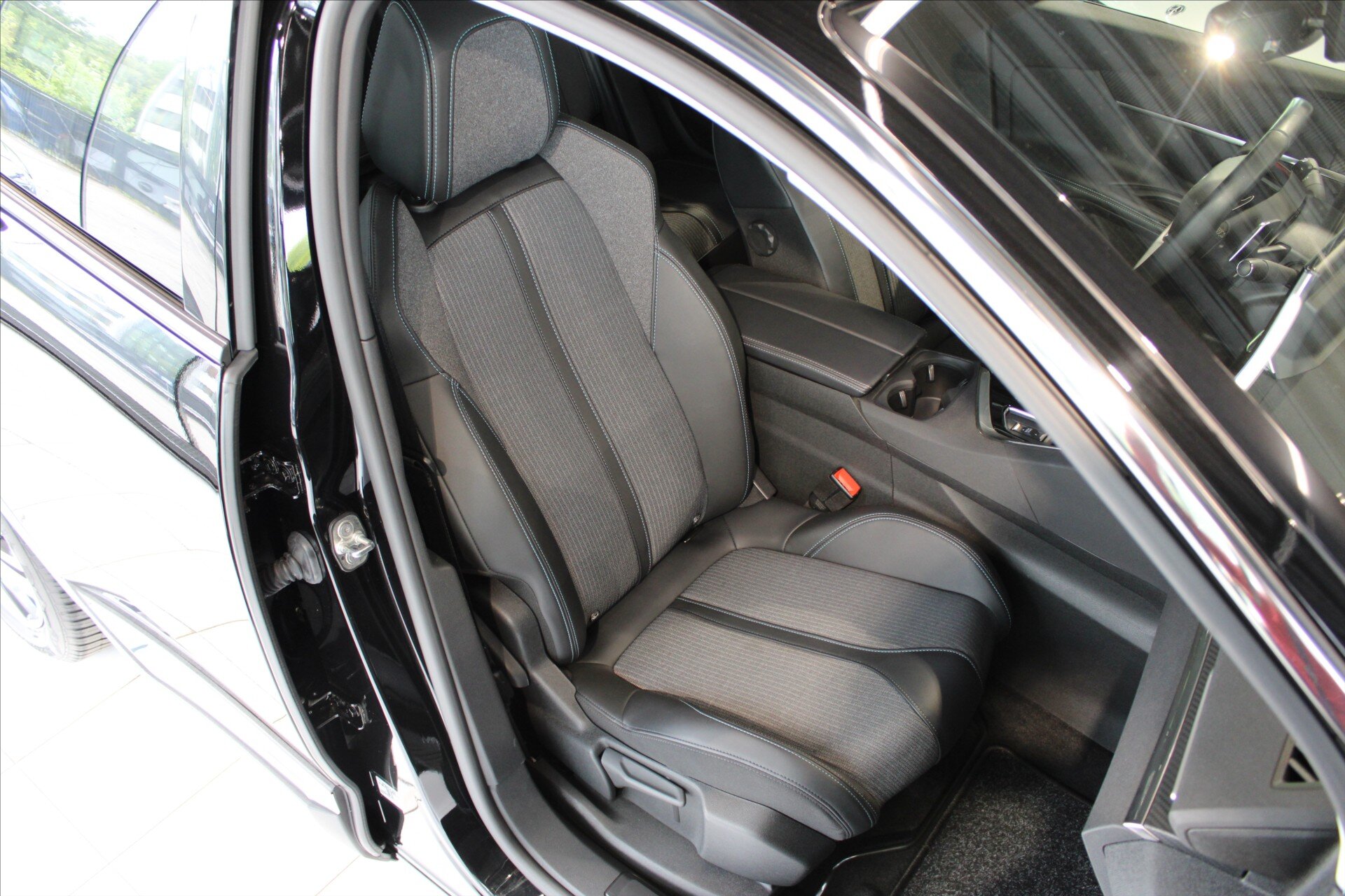 Peugeot 3008 SUV 1,6 l 165 kw