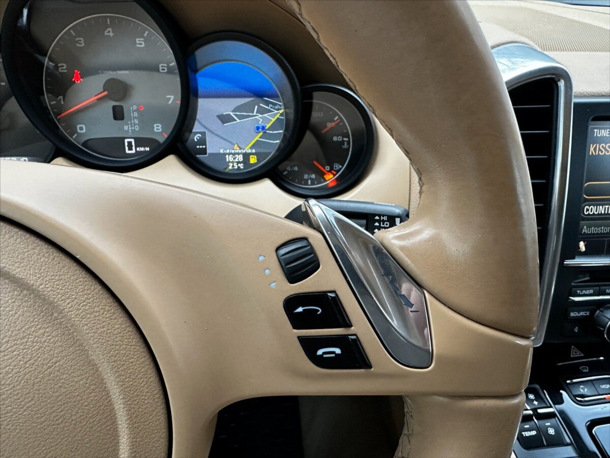 Porsche Cayenne Kombi 4,8 l 294 kw