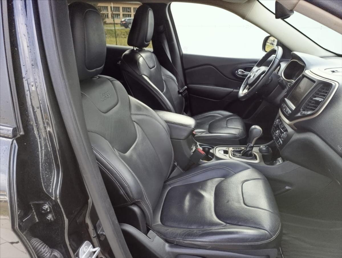 Jeep Cherokee SUV / Terénní 3,2 l 200 kw