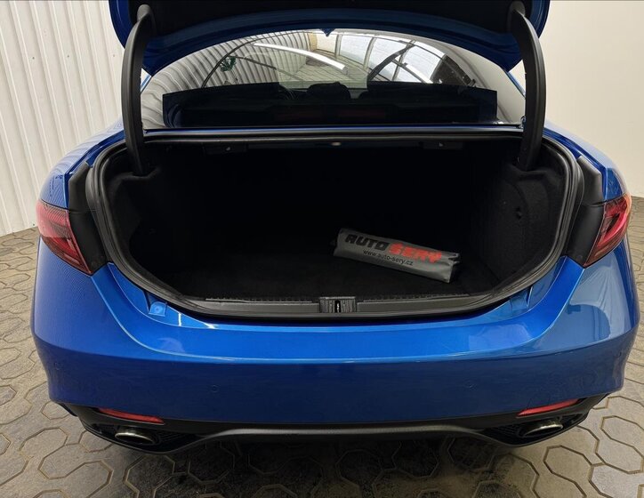 Alfa Romeo Giulia Sedan / Limuzína 2,0 l 206 kw