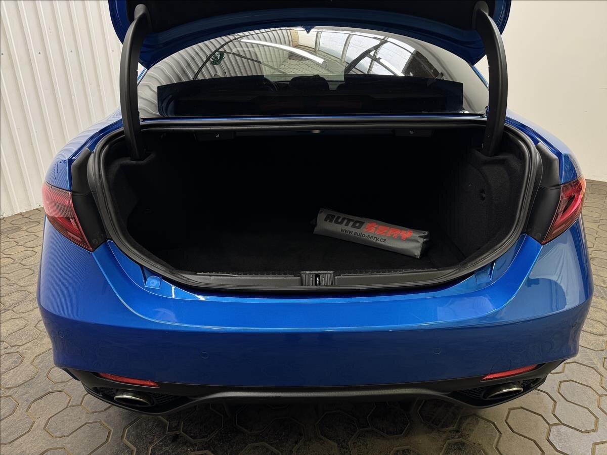 Alfa Romeo Giulia Sedan / Limuzína 2,0 l 206 kw