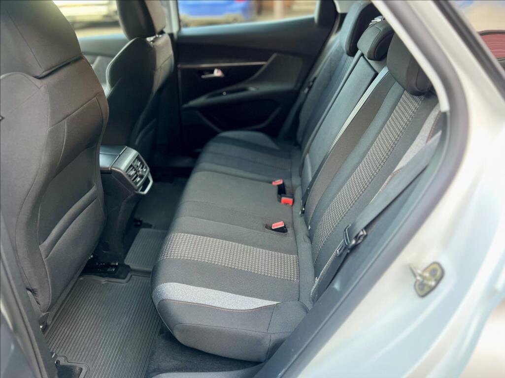 Peugeot 3008 SUV 1,2 l 96 kw