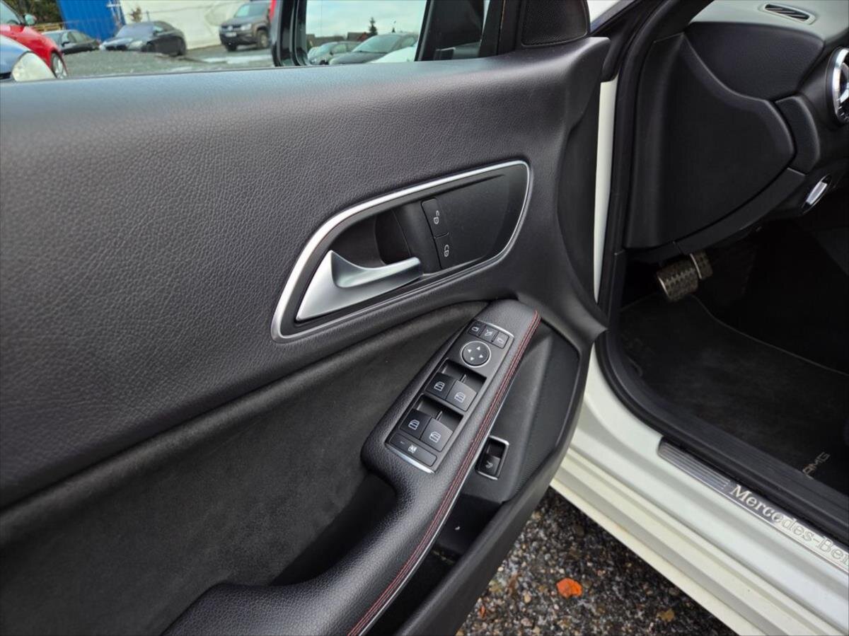 Mercedes-Benz CLA Sedan 1,8 l 100 kw