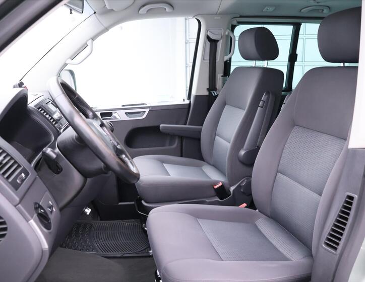 Volkswagen Multivan 11