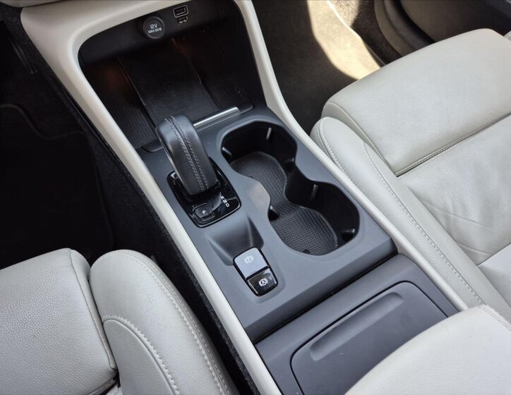 Volvo XC40 SUV / Terénní 2,0 l 145 kw