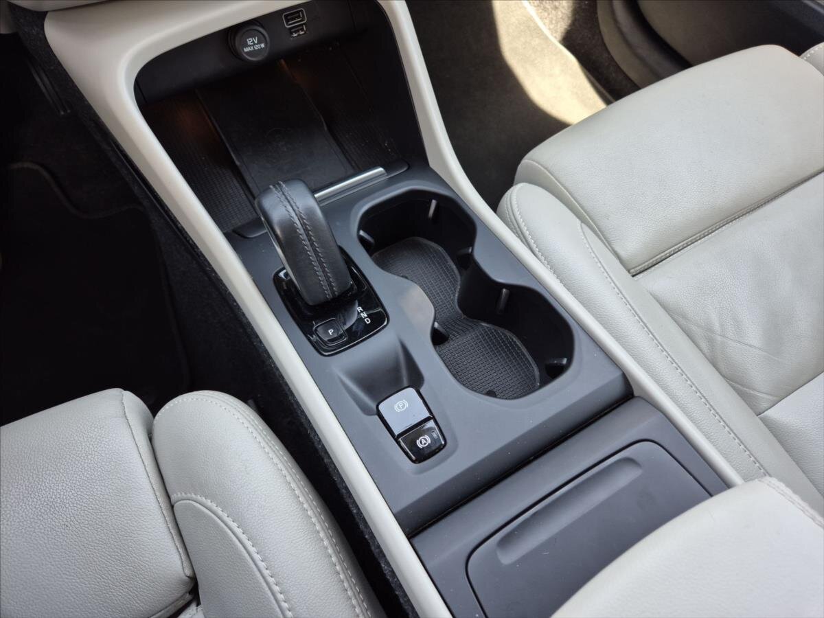 Volvo XC40 SUV / Terénní 2,0 l 145 kw