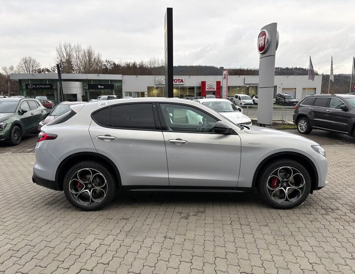 Alfa Romeo Stelvio 8