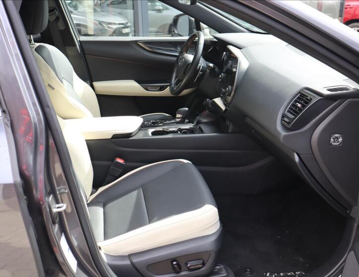 Lexus NX 450h+ 9