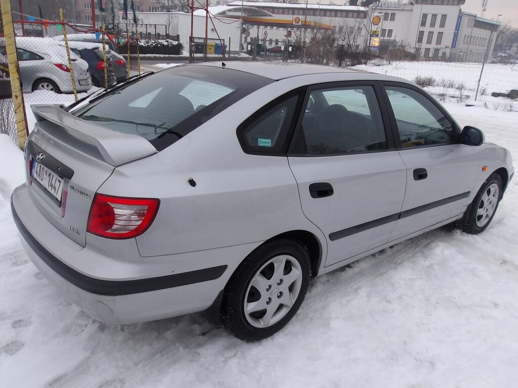 Hyundai Elantra Sedan 1,6 l 77 kw