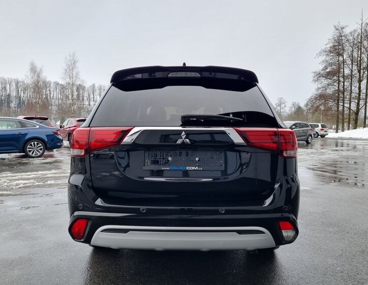 Mitsubishi Outlander SUV 2,4 l 165 kw