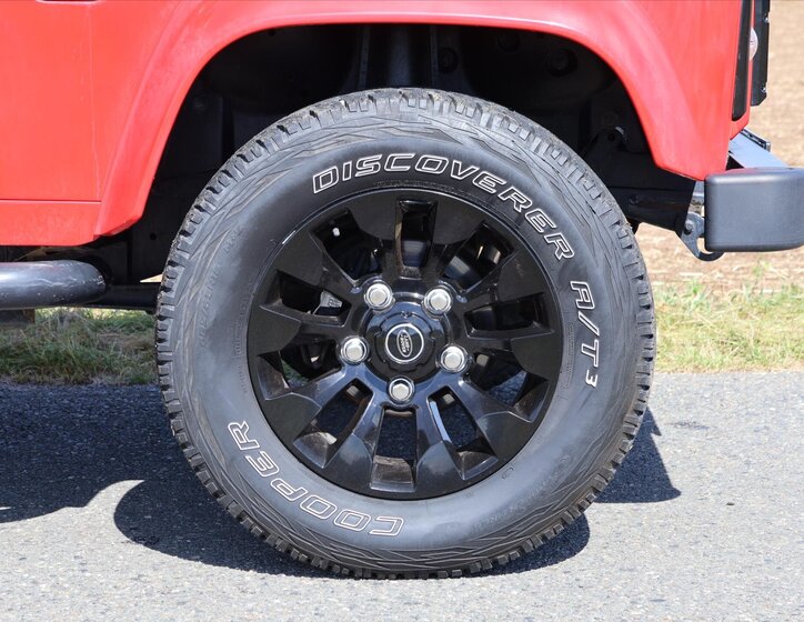 Land Rover Defender SUV / Terénní 2,4 l 90 kw