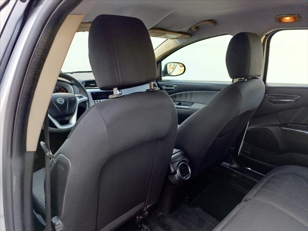 Lancia Delta Hatchback 1,6 l 88 kw