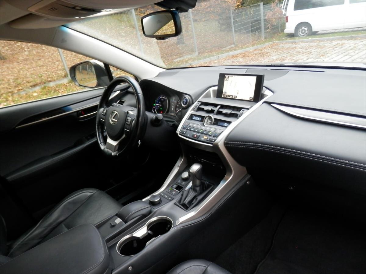 Lexus NX 300h SUV / Terénní 2,5 l 114 kw
