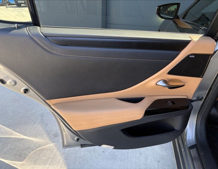 Lexus ES 300h Sedan / Limuzína 2,5 l 131 kw