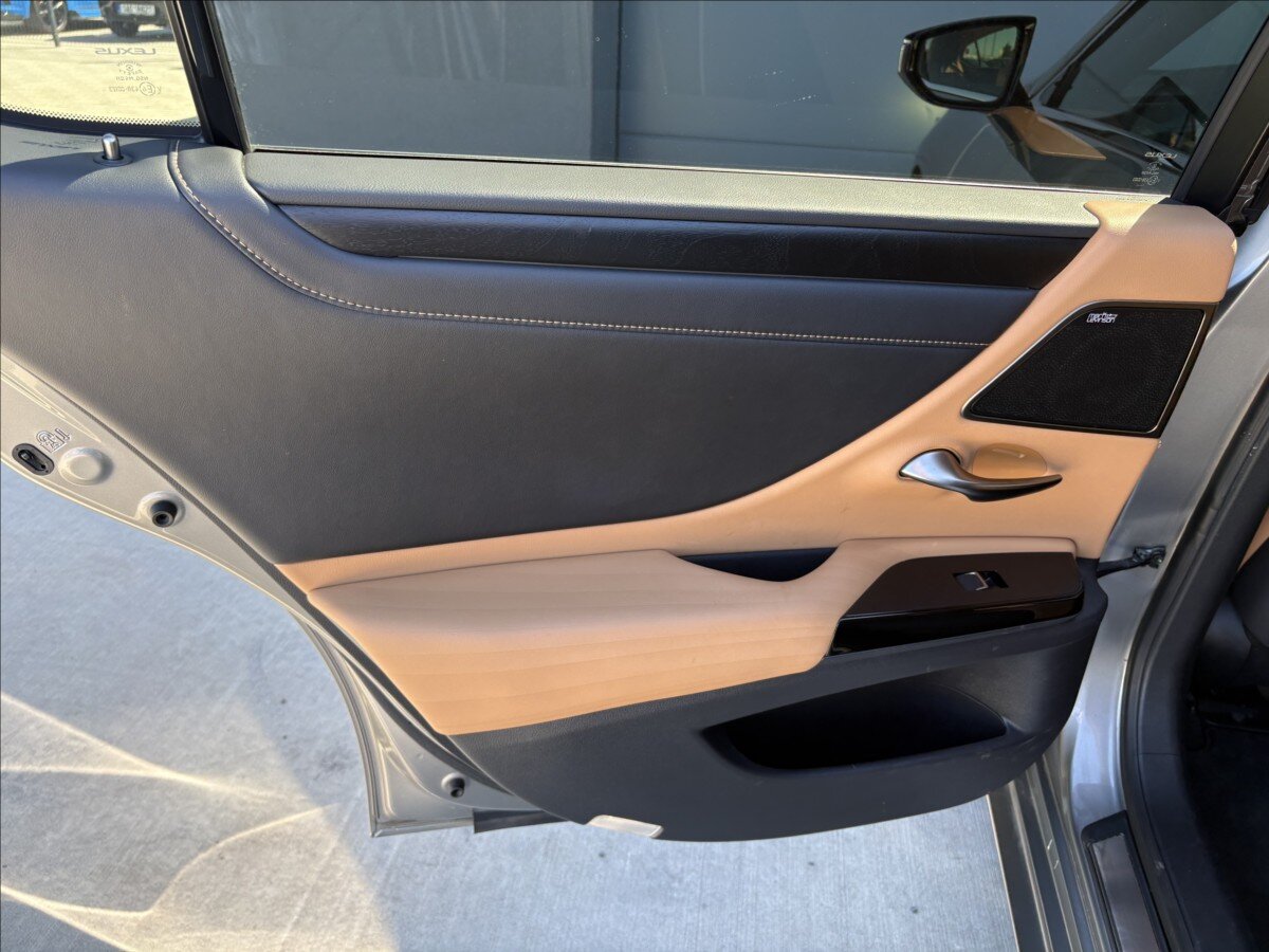 Lexus ES 300h Sedan / Limuzína 2,5 l 131 kw