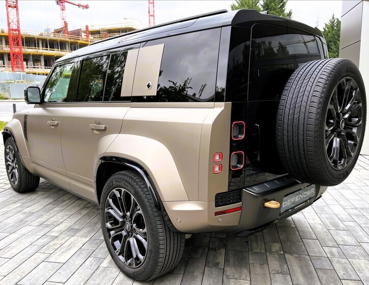 Land Rover Defender SUV 4,4 l 467 kw