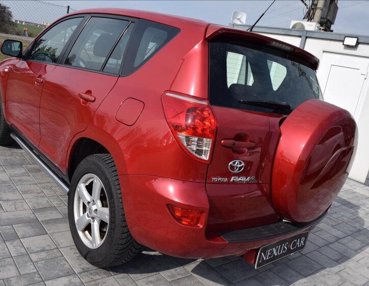 Toyota RAV4 SUV / Terénní 2,2 l 100 kw