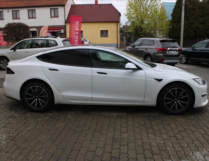 Tesla Model S Hatchback 0,0 493 kw