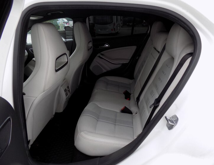 Mercedes-Benz GLA 10