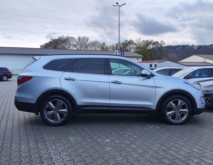 Hyundai Grand Santa Fe 4