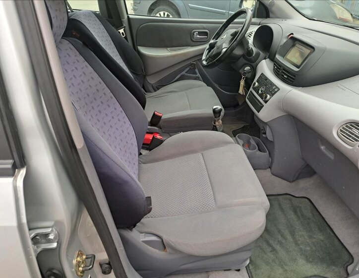 Nissan Almera Tino 37