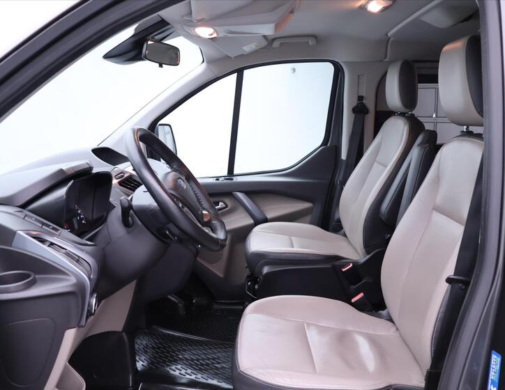 Ford Tourneo Custom 11