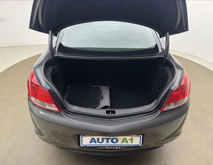 Opel Insignia Sedan / Limuzína 2,0 l 118 kw