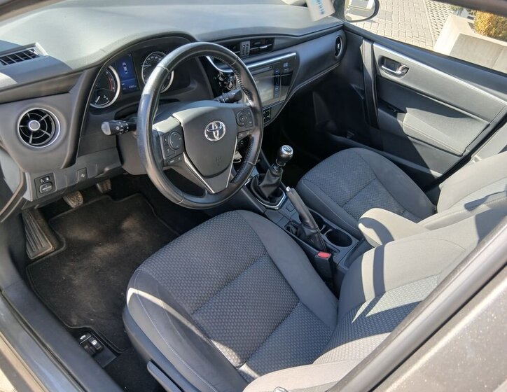 Toyota Corolla Sedan / Limuzína 1,6 l 97 kw