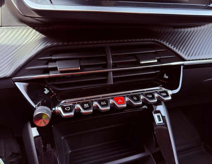 Peugeot 208 Hatchback 1,2 l 55 kw