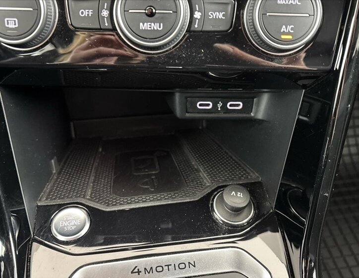 Volkswagen T-Roc SUV / Terénní 2,0 l 221 kw