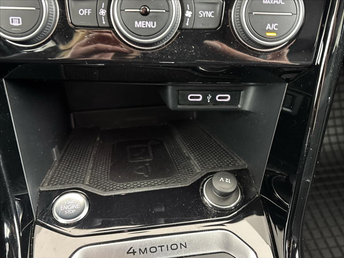 Volkswagen T-Roc SUV / Terénní 2,0 l 221 kw