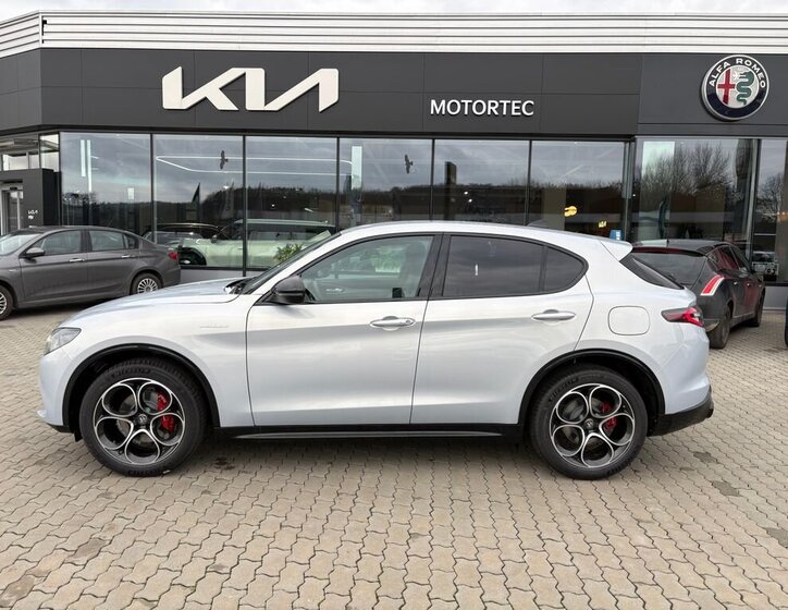 Alfa Romeo Stelvio 4