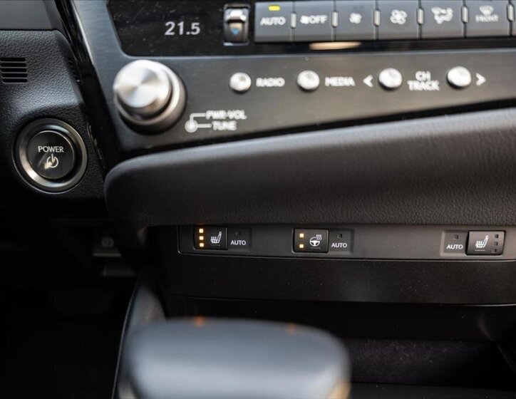 Lexus ES 300h Sedan / Limuzína 2,5 l 160 kw