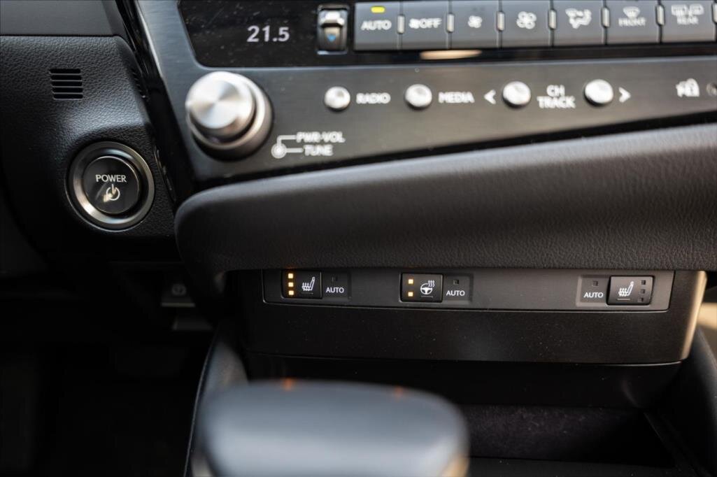 Lexus ES 300h Sedan / Limuzína 2,5 l 160 kw