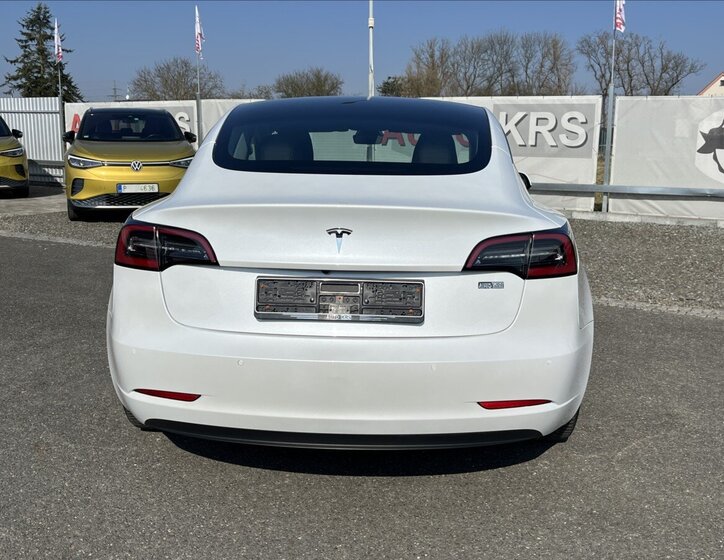 Tesla Model 3 Sedan / Limuzína 0,0 208 kw
