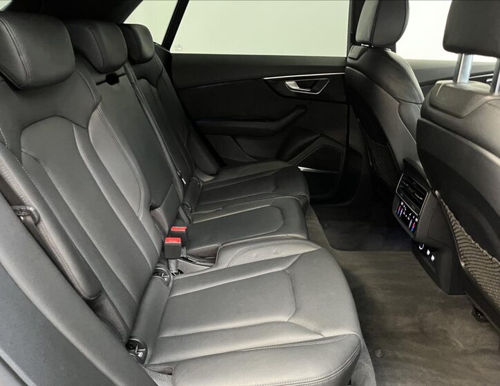 Audi Q8 27