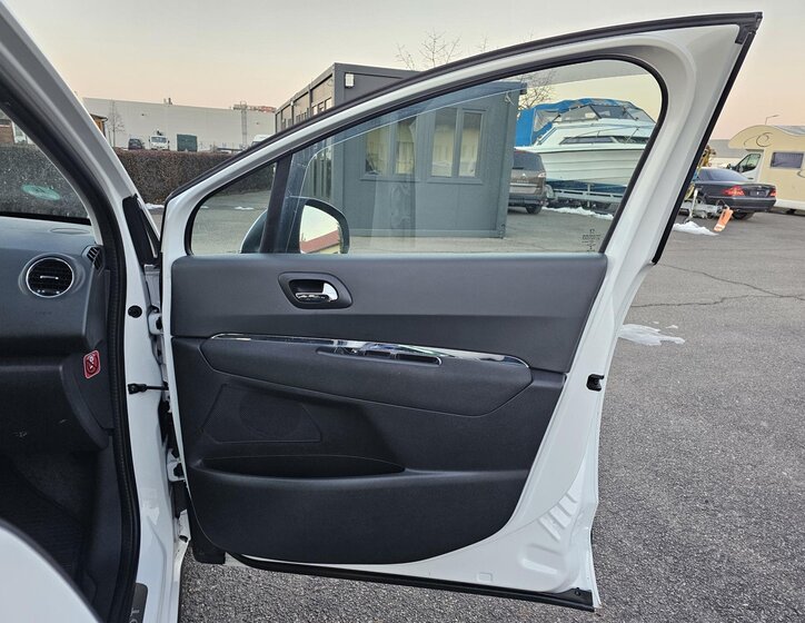 Peugeot 3008 SUV 1,2 l 96 kw