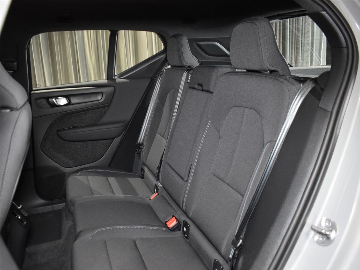 Volvo EX40 SUV / Terénní 0,0 185 kw